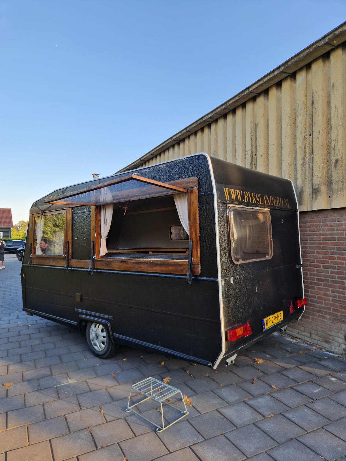 Achterzijde van de CarVanMar caravan