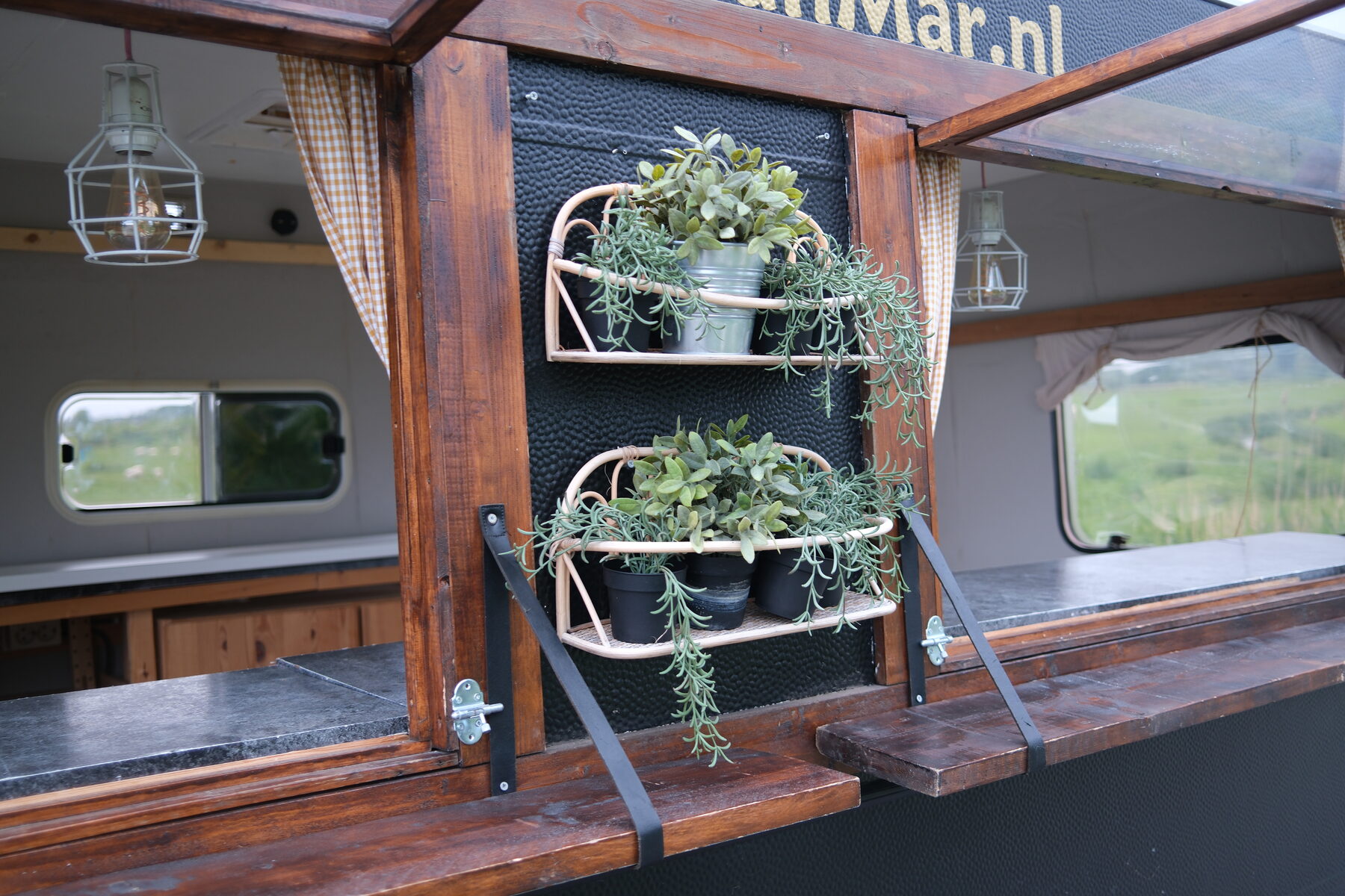 Interieur van de CarVanMar caravan met twee serveerluiken